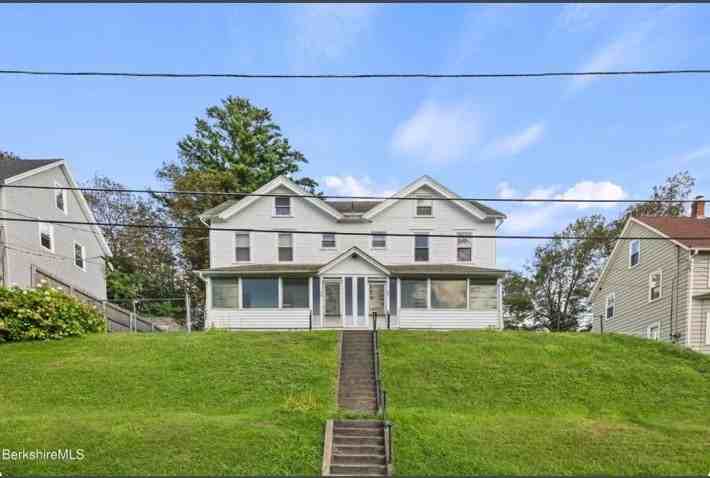 28 1st St