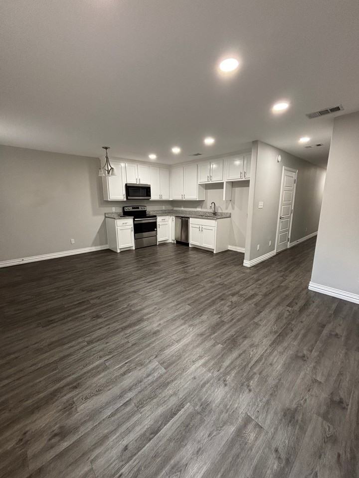 903 W Collins St #905 - Photo 3 of 18