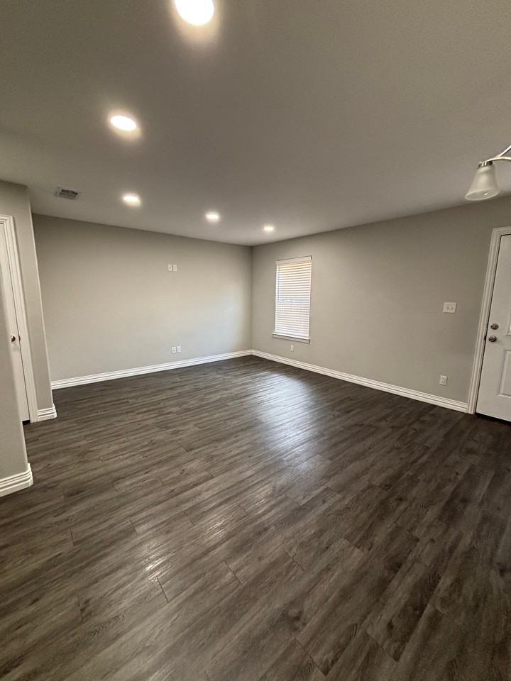 903 W Collins St #905 - Photo 4 of 18