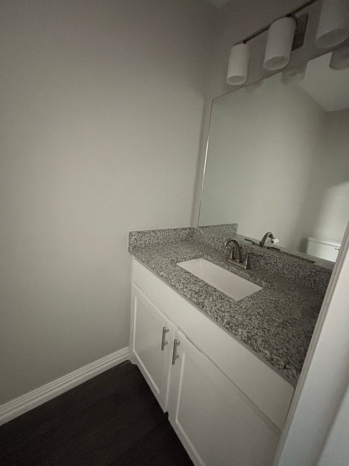 903 W Collins St #905 - Photo 5 of 18