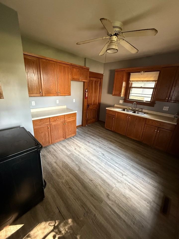 392 Henry St - Photo 4 of 11