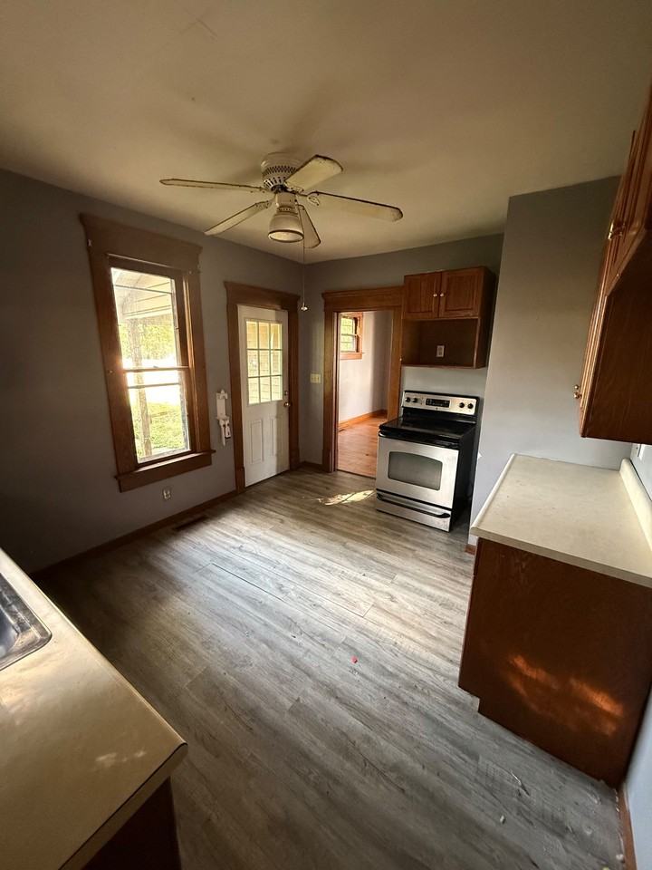 392 Henry St - Photo 5 of 11