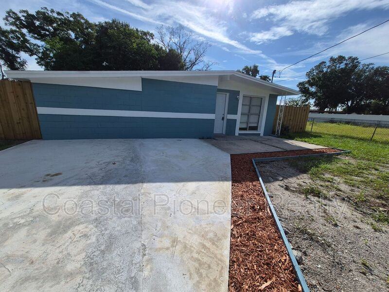 3205 N 47th St - Photo 2 of 22