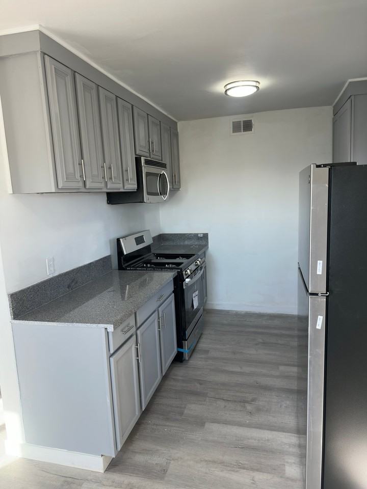 1317 W 97th St #8 - Photo 5 of 19
