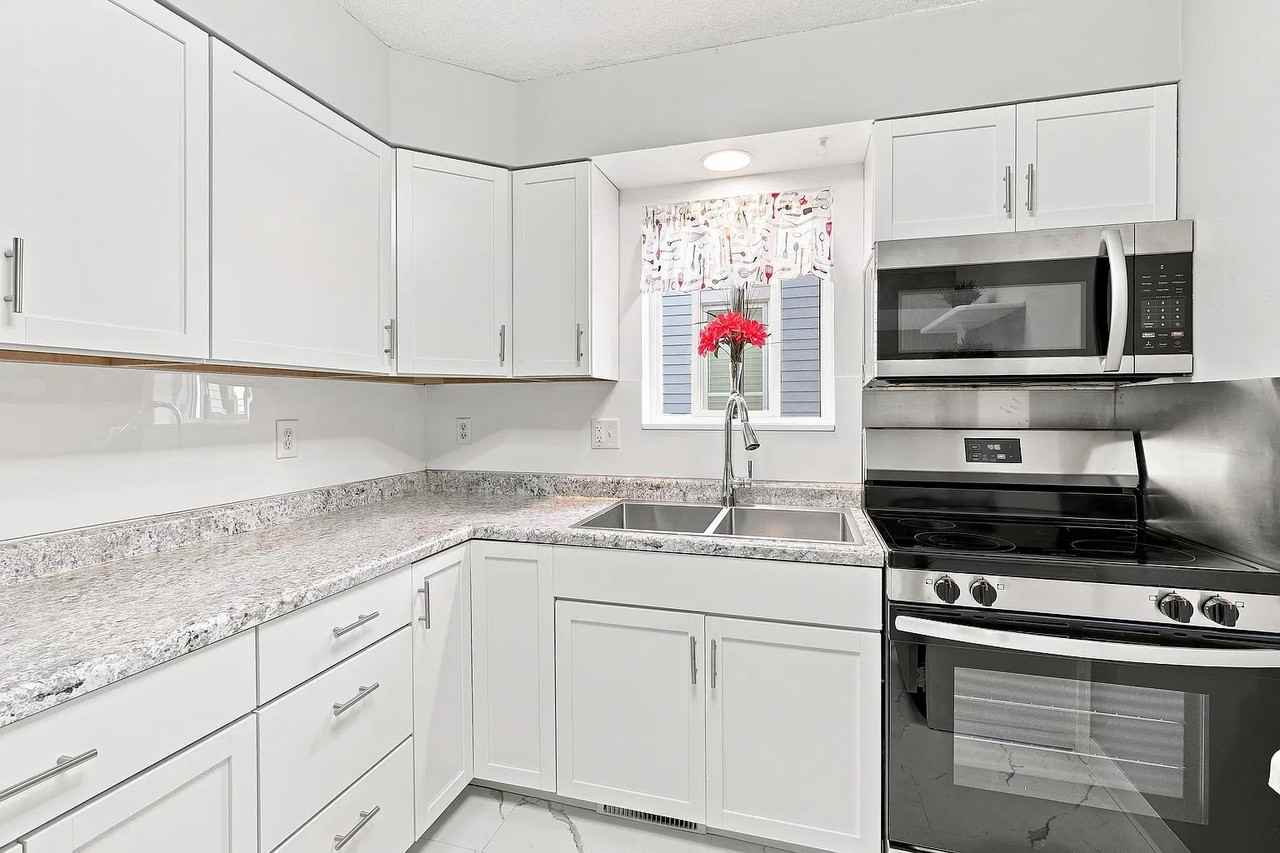 2622 Dupont Ave N - Photo 5 of 20