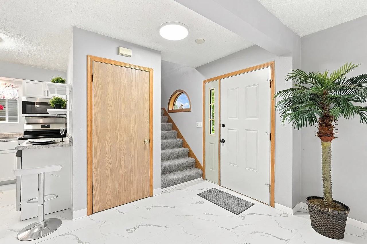 2622 Dupont Ave N - Photo 6 of 20