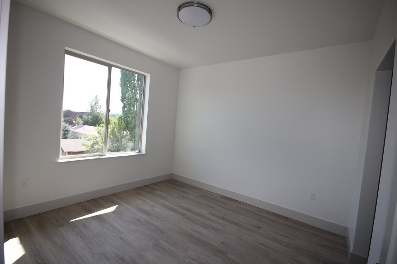 110 Colorado Ave - Photo 3 of 4