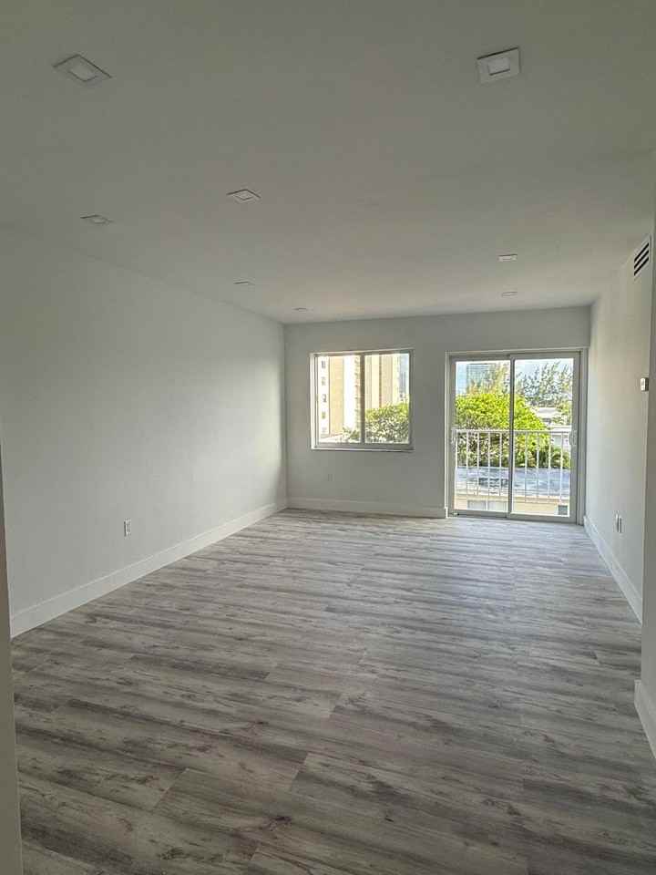 7925 Carlyle Ave - Photo 4 of 7