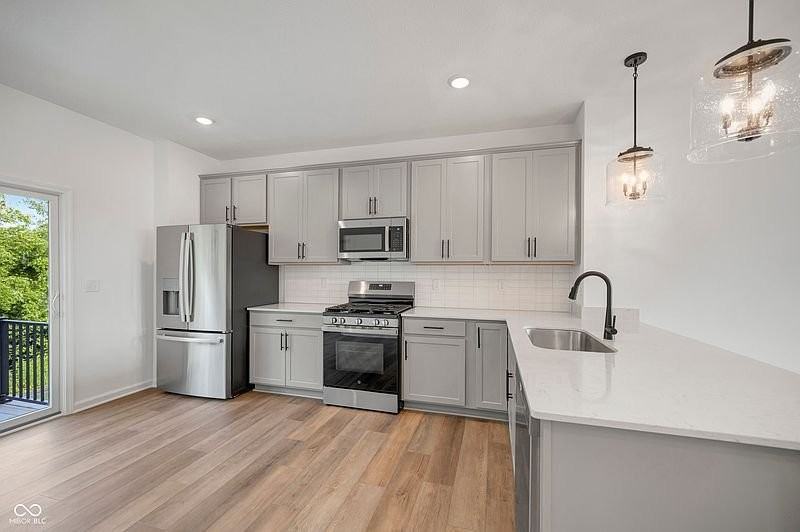 4453 Yellowwood Ave - Photo 5 of 23