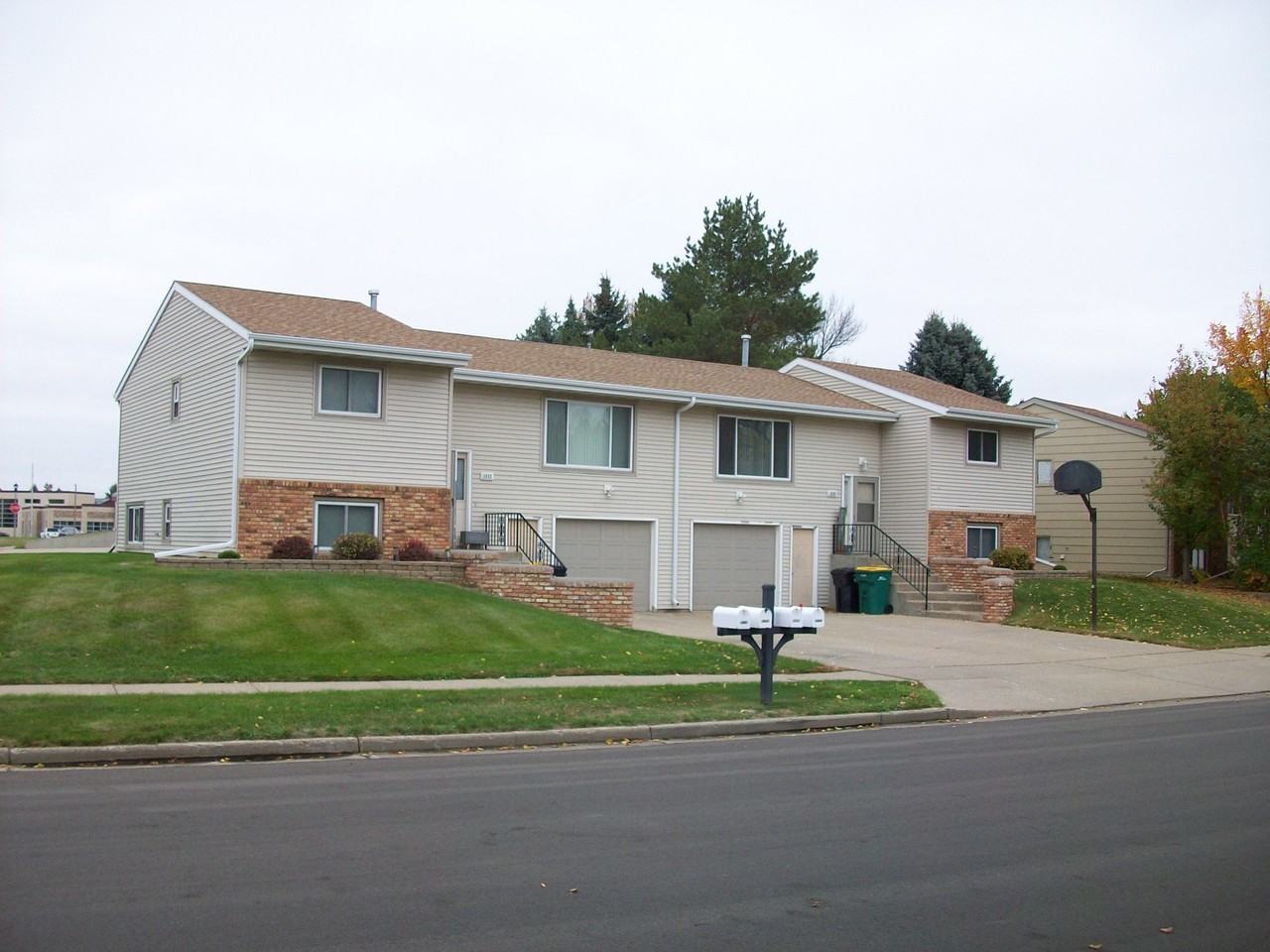 1830 N Grandview Ln - Photo 3 of 16
