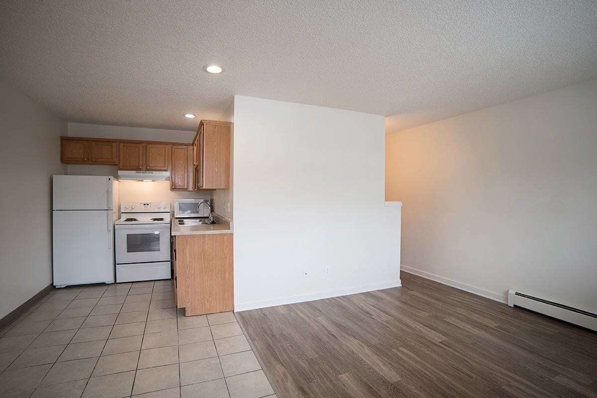 699 Center Cir - Photo 3 of 3
