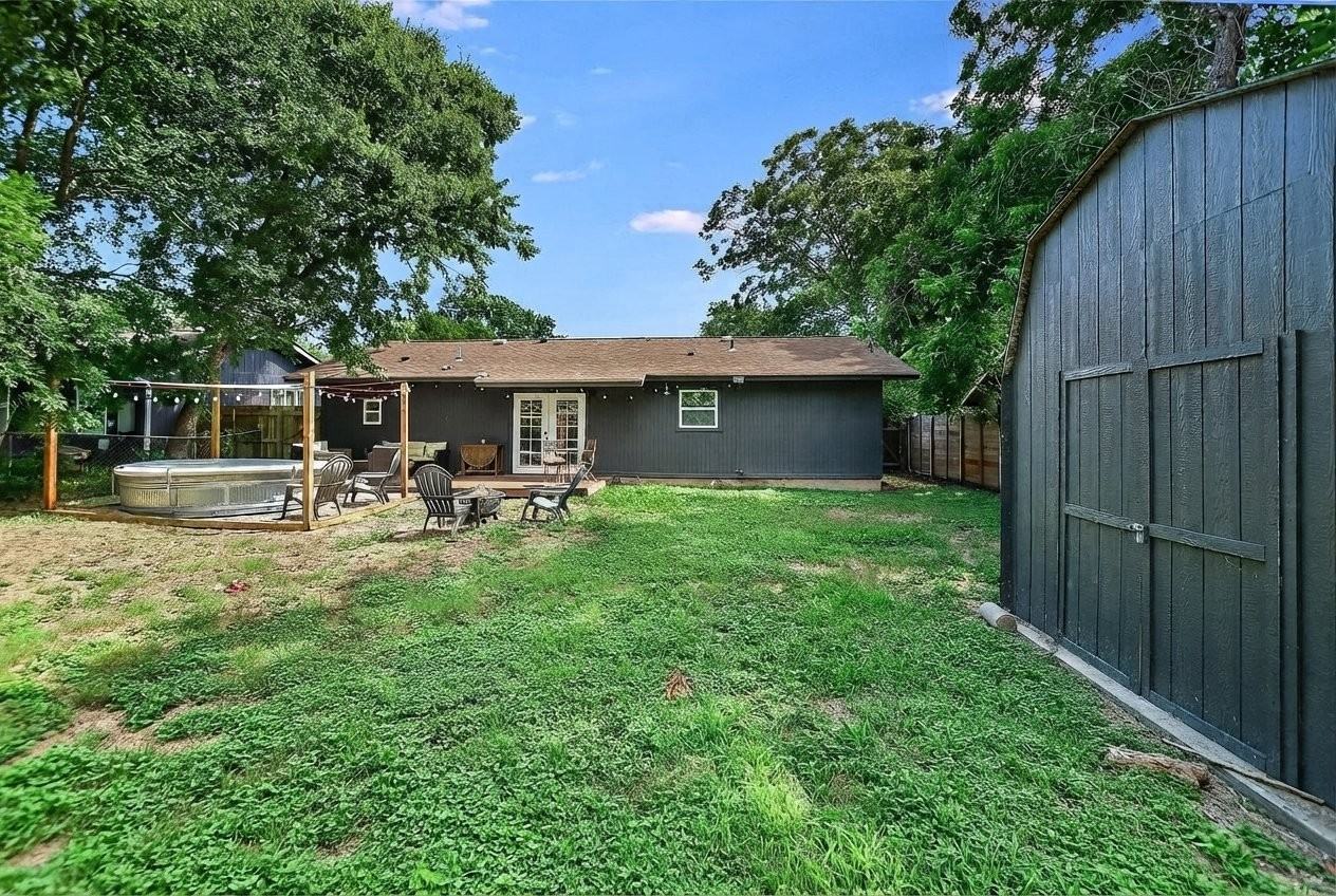 805 Eberhart Ln - Photo 3 of 15