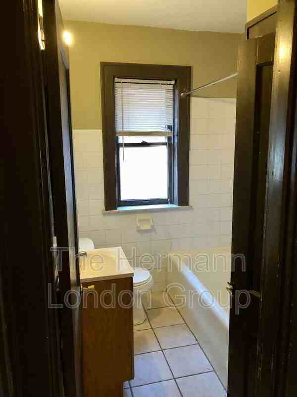 924 Bates St #2ndFL - Photo 3 of 10