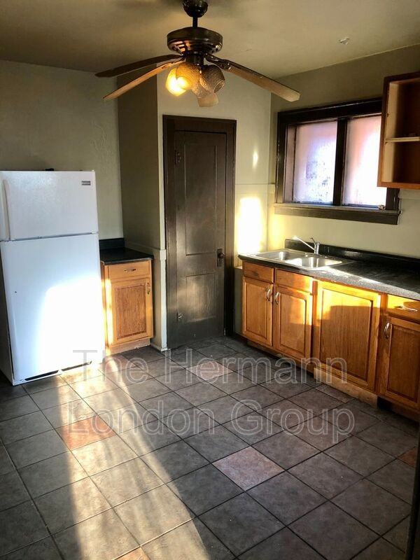 924 Bates St #2ndFL - Photo 5 of 10