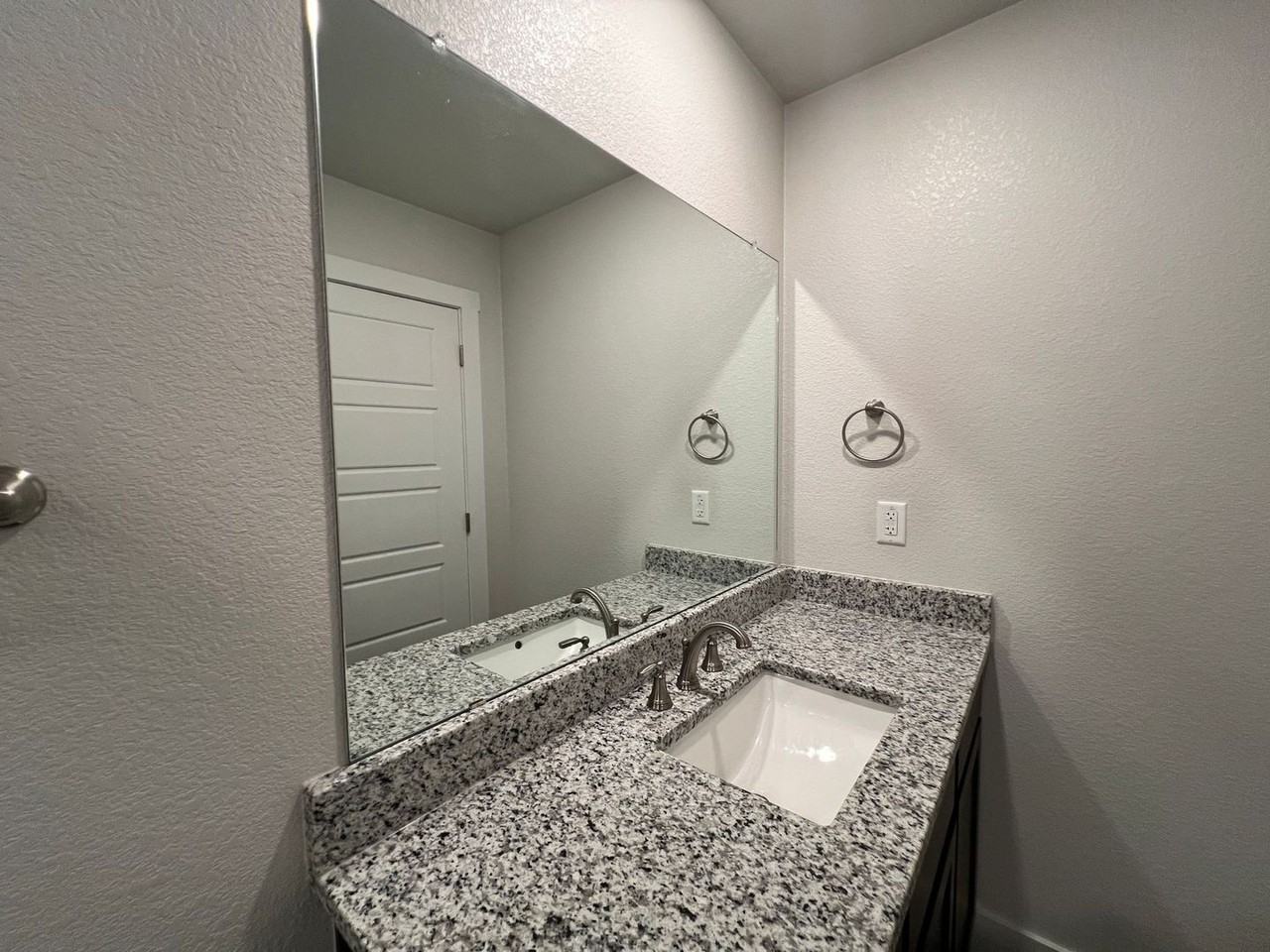 1018 Lexington Dr - Photo 3 of 9