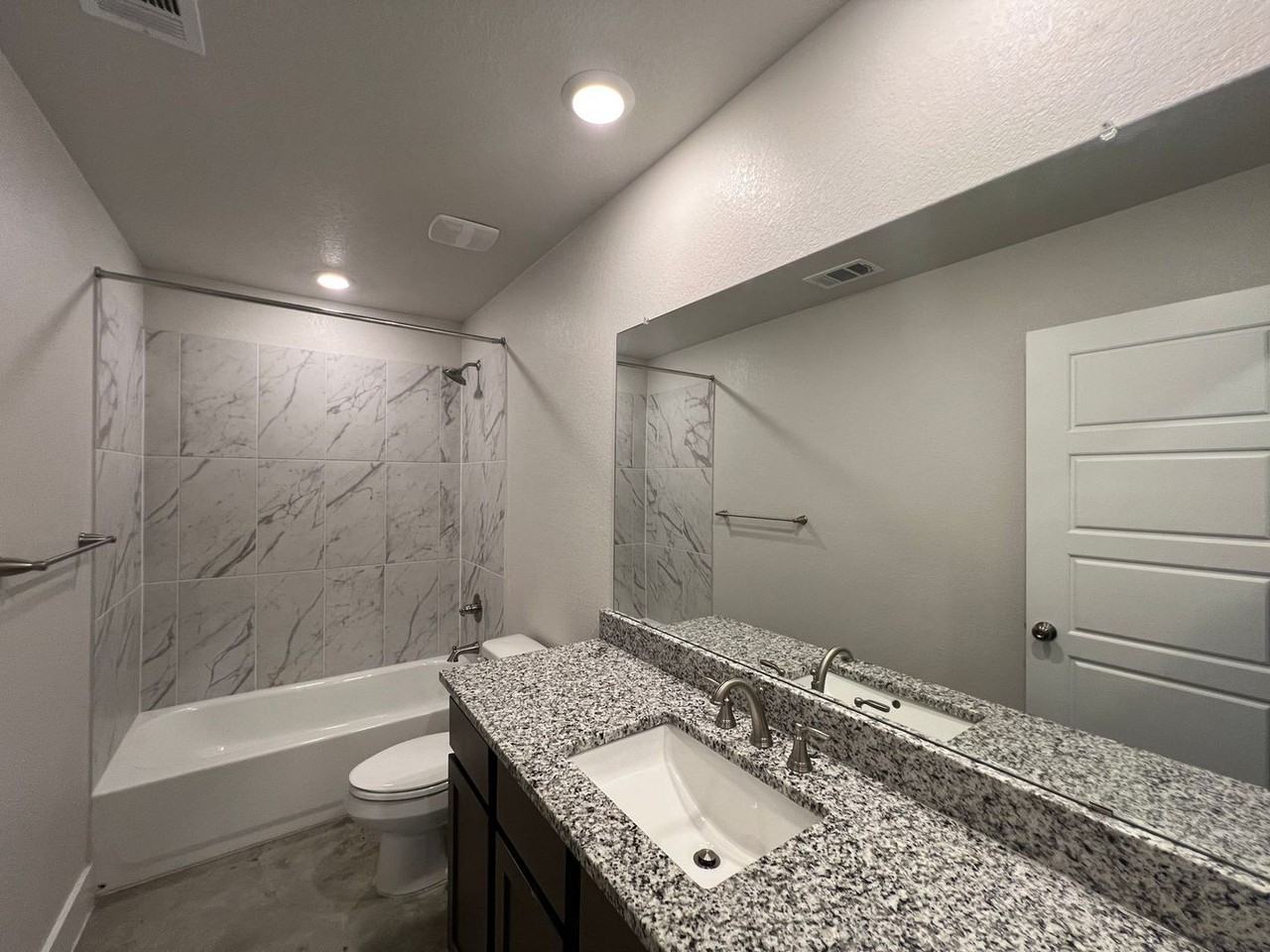 1018 Lexington Dr - Photo 4 of 9