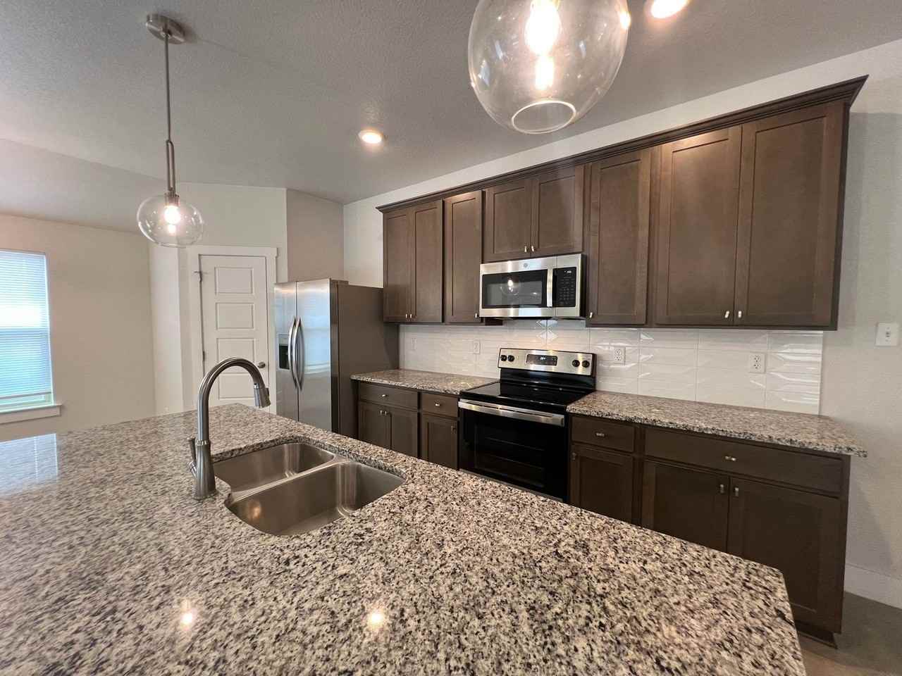 1018 Lexington Dr - Photo 6 of 9
