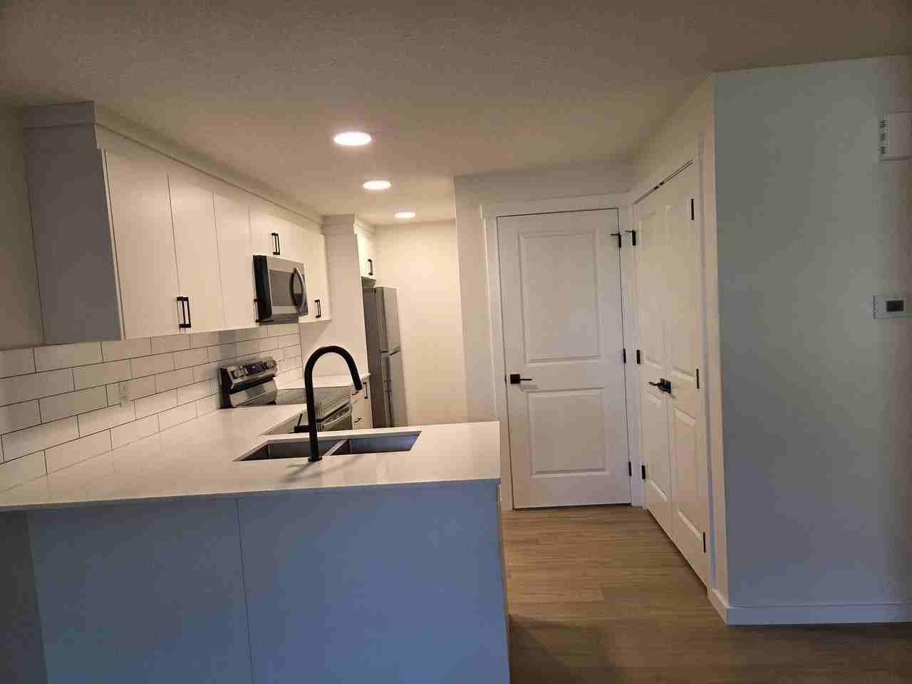 2152 52 St Sw - Photo 2 of 9