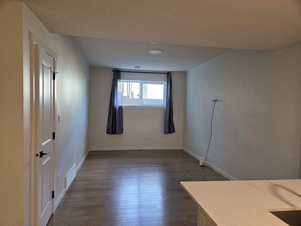 2152 52 St Sw - Photo 3 of 9