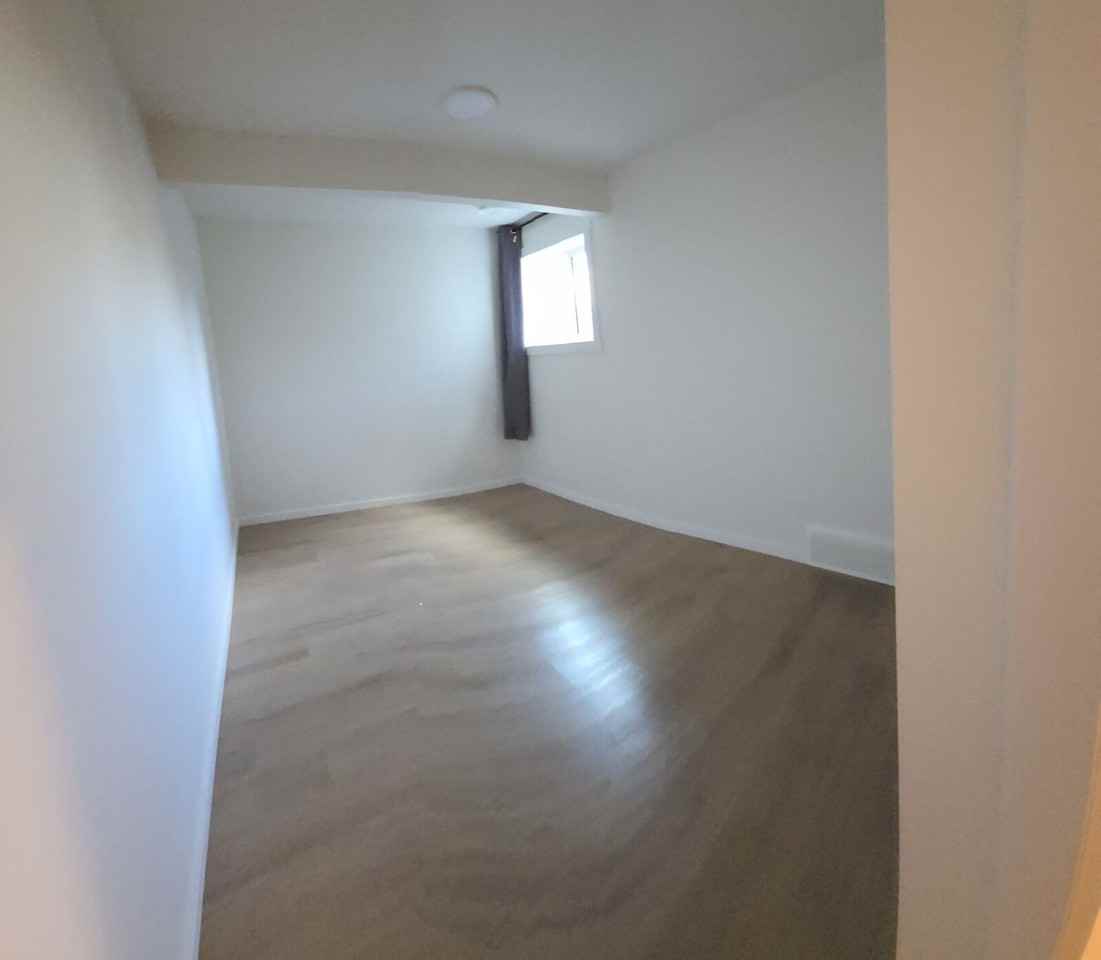 2152 52 St Sw - Photo 7 of 9
