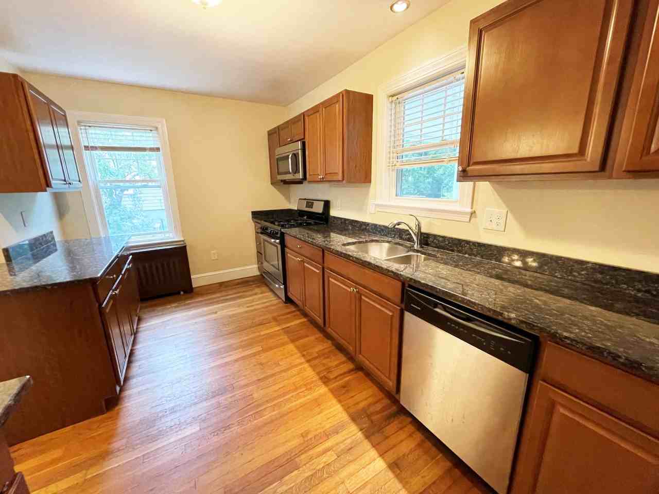 16 Oxford Rd #16 - Photo 3 of 23