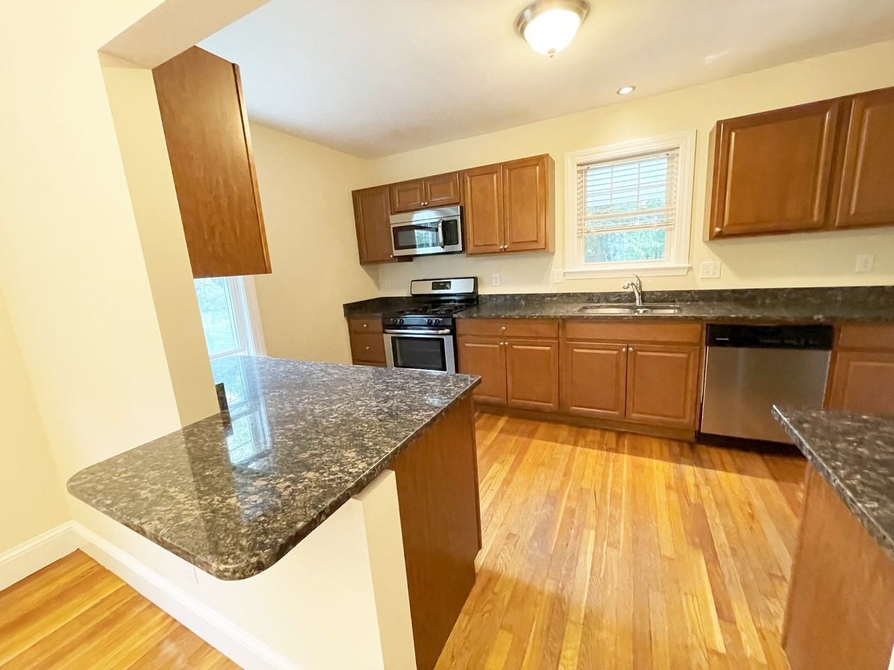 16 Oxford Rd #16 - Photo 4 of 23
