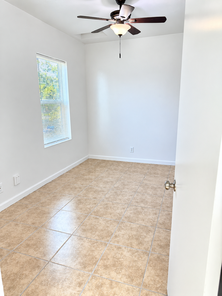 715 N Brown St #NA - Photo 4 of 6