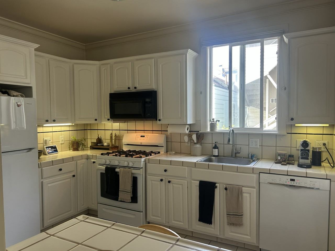 1230 Green St #A - Photo 6 of 10