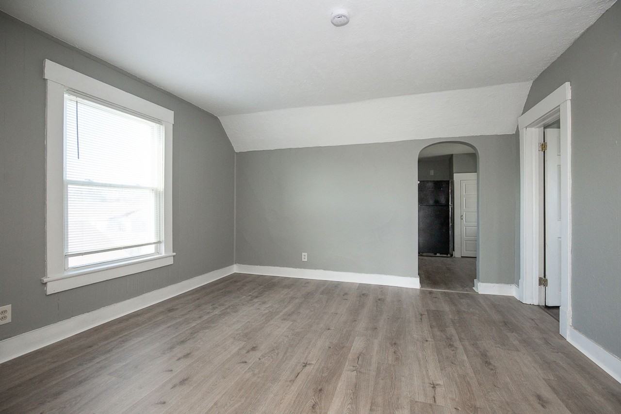 1222 W 14 St. - Photo 4 of 21