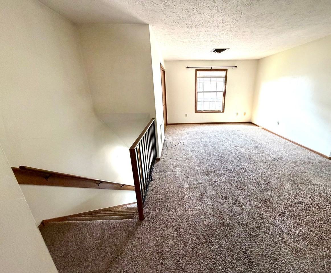 127 E Adams St #B8 - Photo 2 of 9