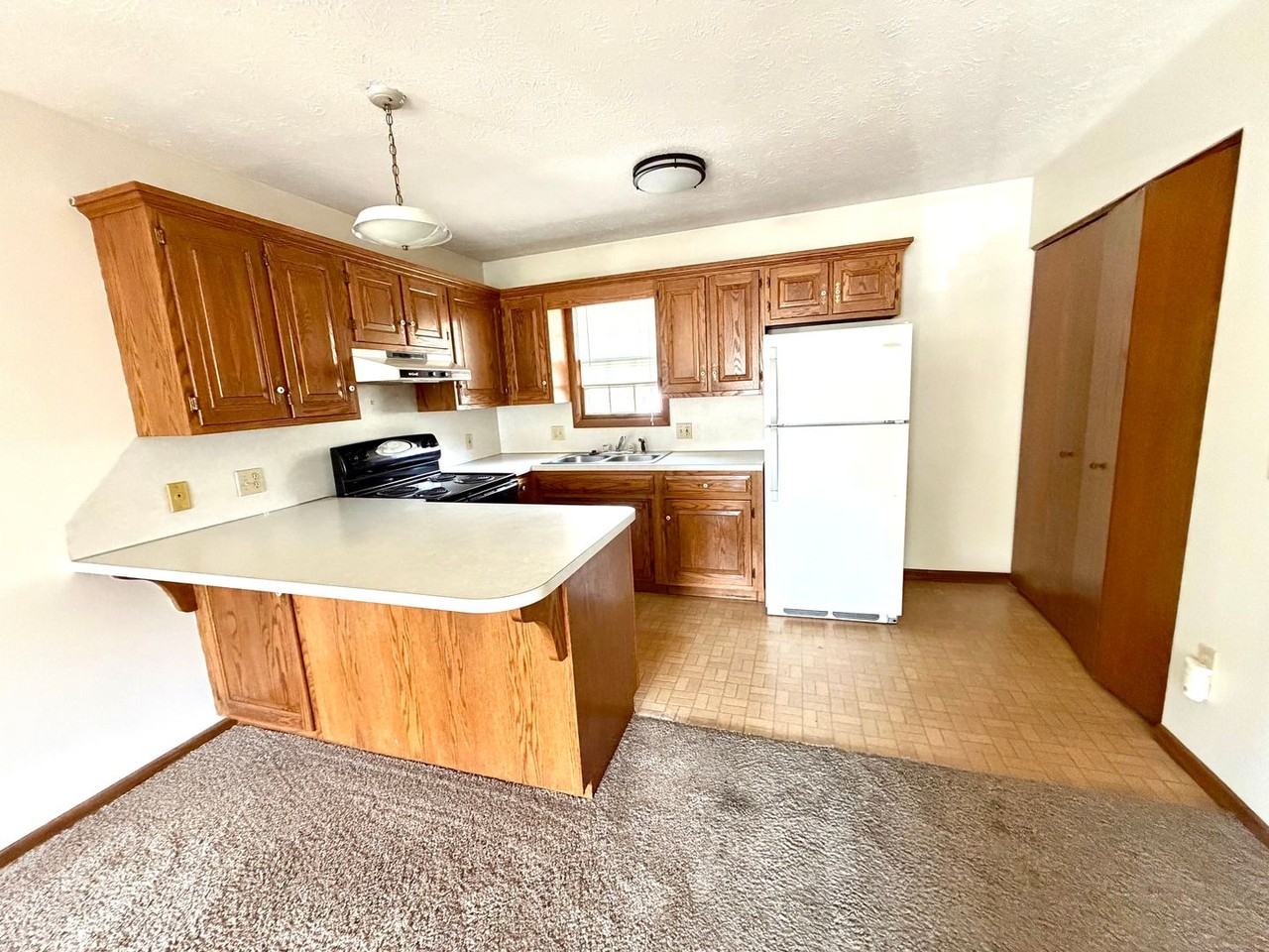 127 E Adams St #B8 - Photo 3 of 9