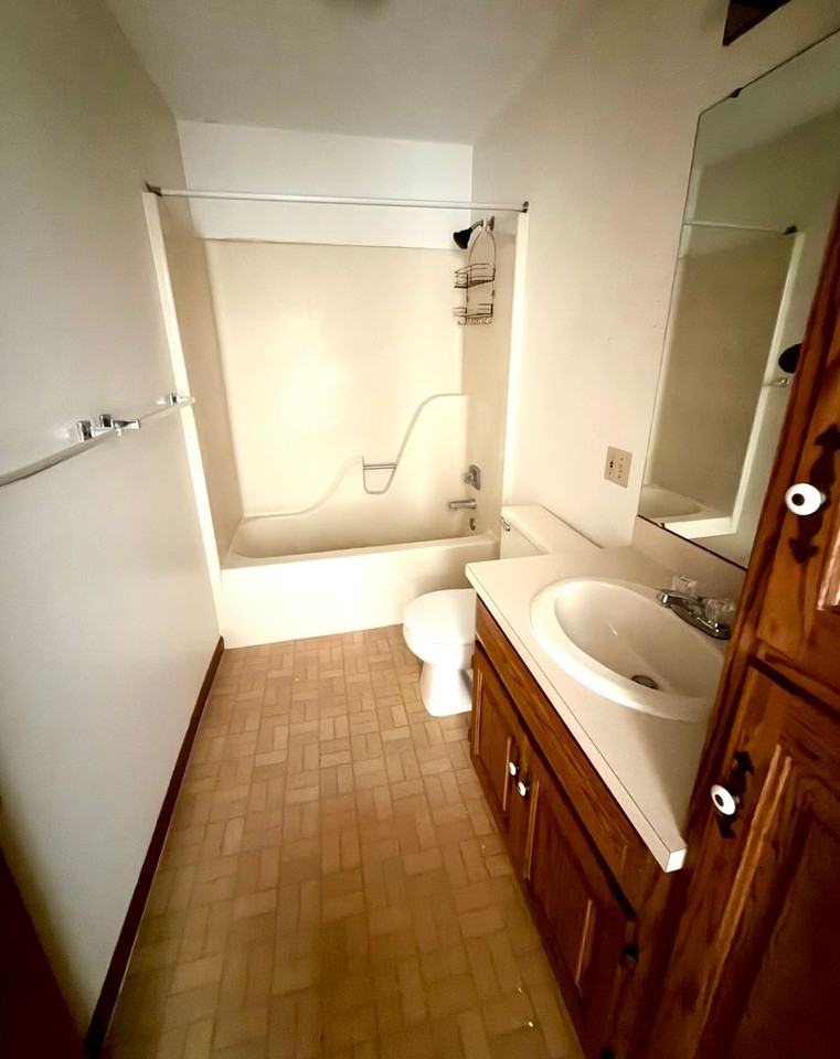 127 E Adams St #B8 - Photo 7 of 9