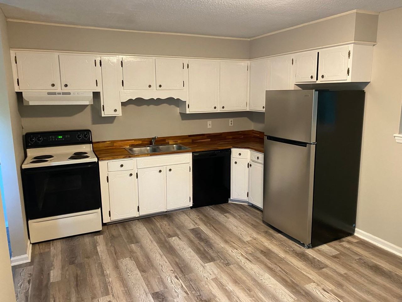 4201 Davis Ln - Photo 3 of 10