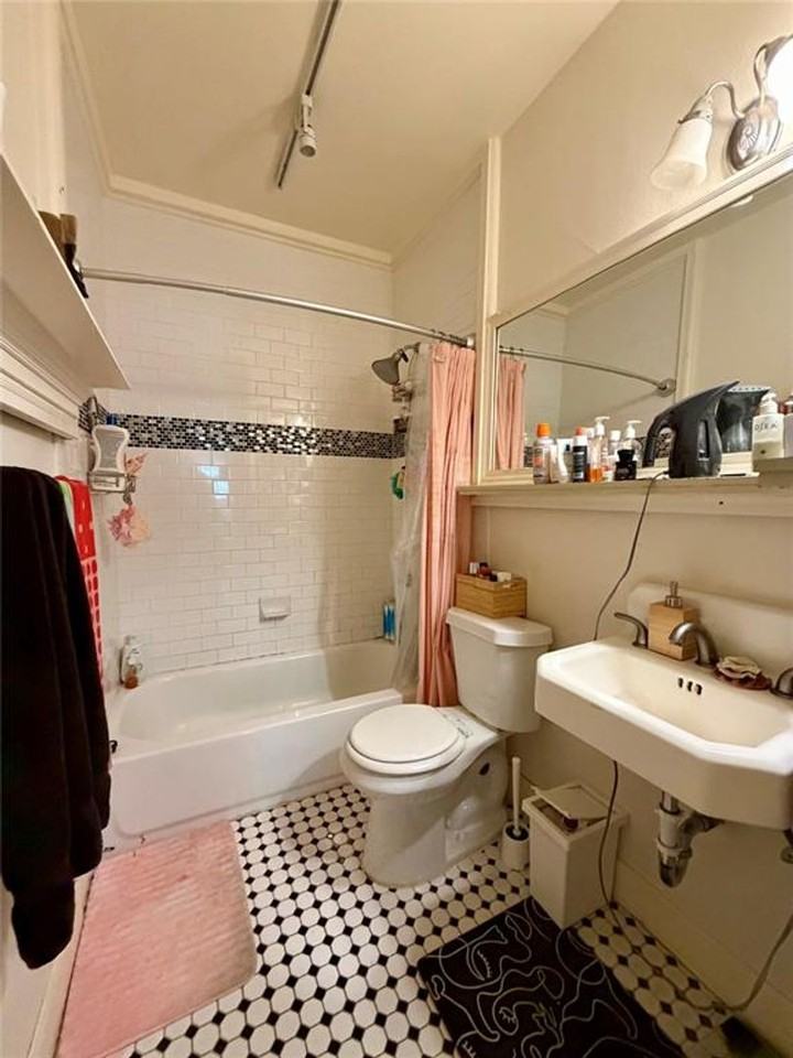 2718 E 22nd St - Photo 4 of 16