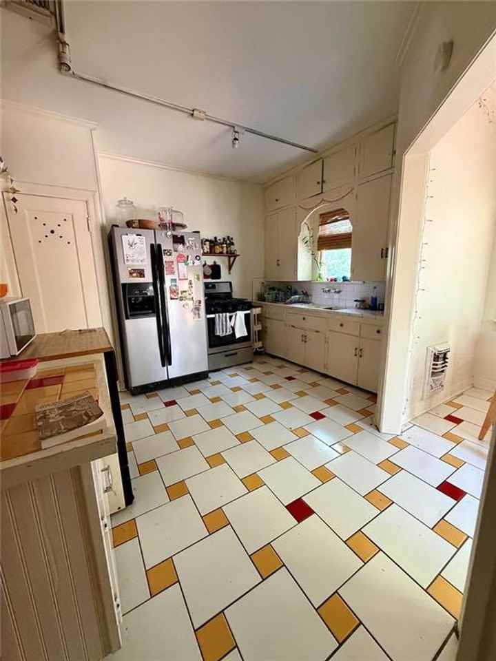 2718 E 22nd St - Photo 7 of 16