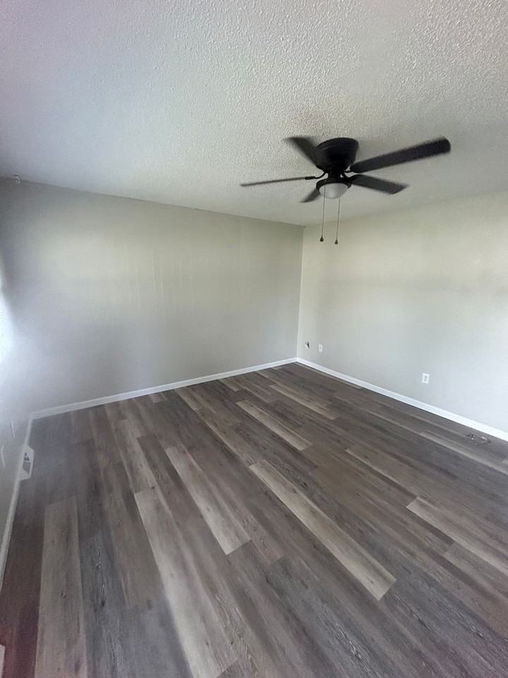 210 S Kyle Ave - Photo 2 of 8