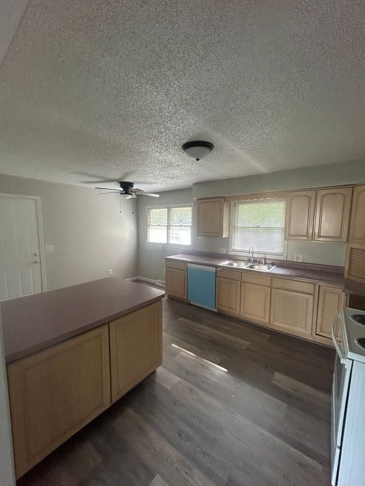210 S Kyle Ave - Photo 3 of 8