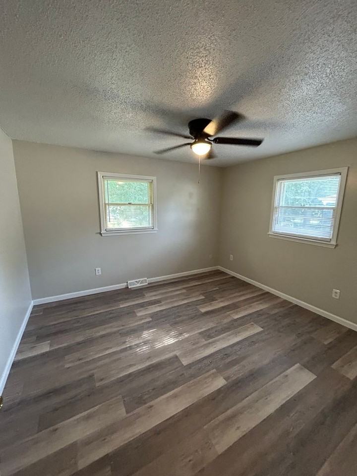 210 S Kyle Ave - Photo 6 of 8