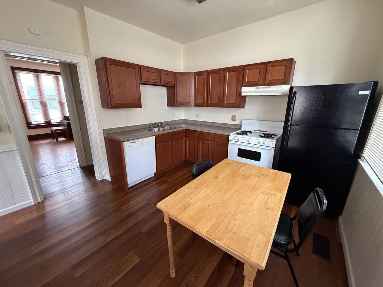 604 W Elm St - Photo 5 of 11