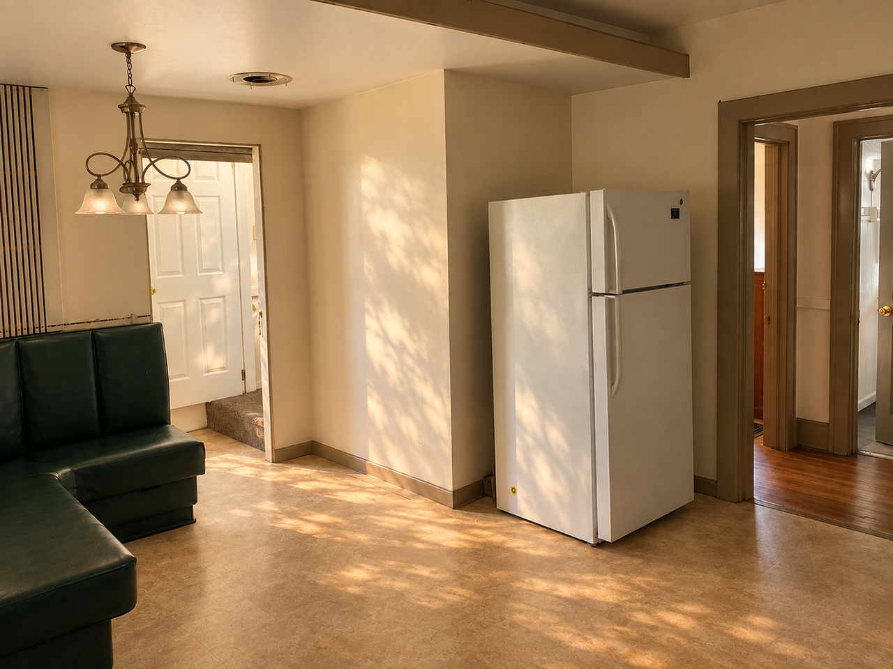 609 W Elm St - Photo 5 of 9