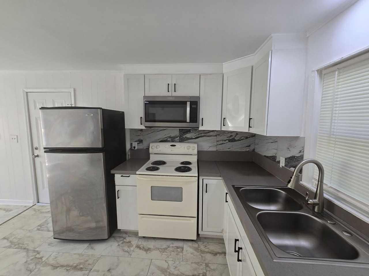 406 Lake Dr - Photo 4 of 12