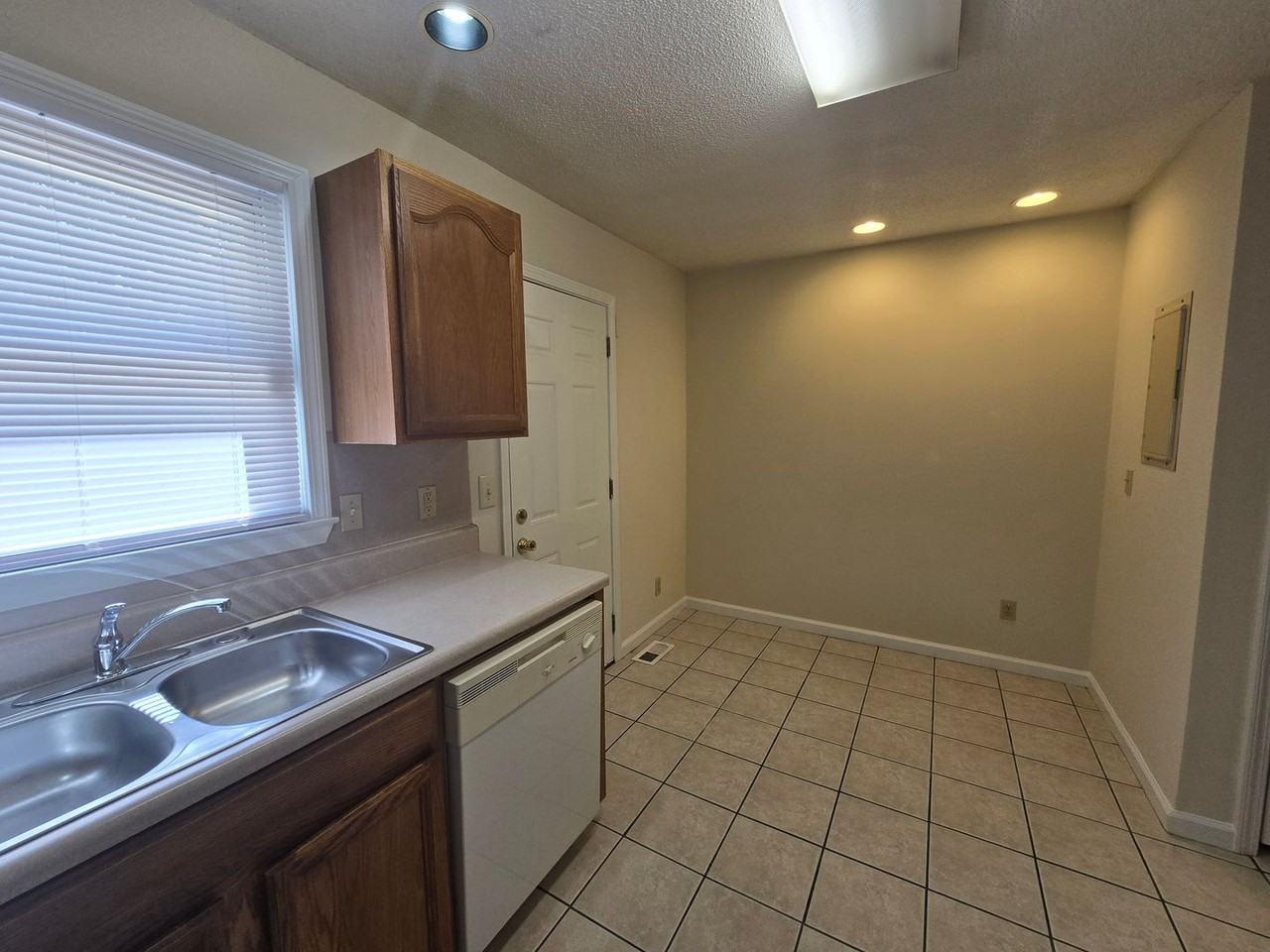 811 E Guilford St - Photo 4 of 13