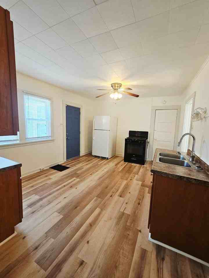 232 Parade St - Photo 4 of 9