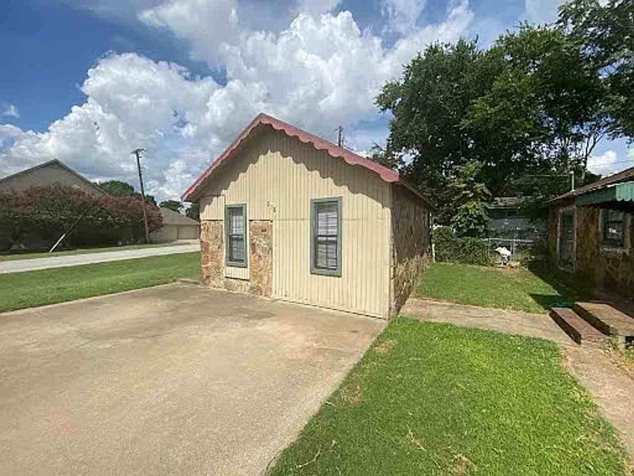 318 Overlook Dr - Photo 2 of 11