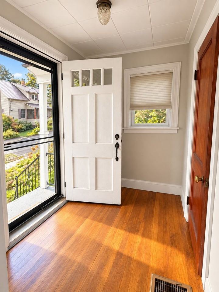 33 Oak Grove Ave - Photo 3 of 21