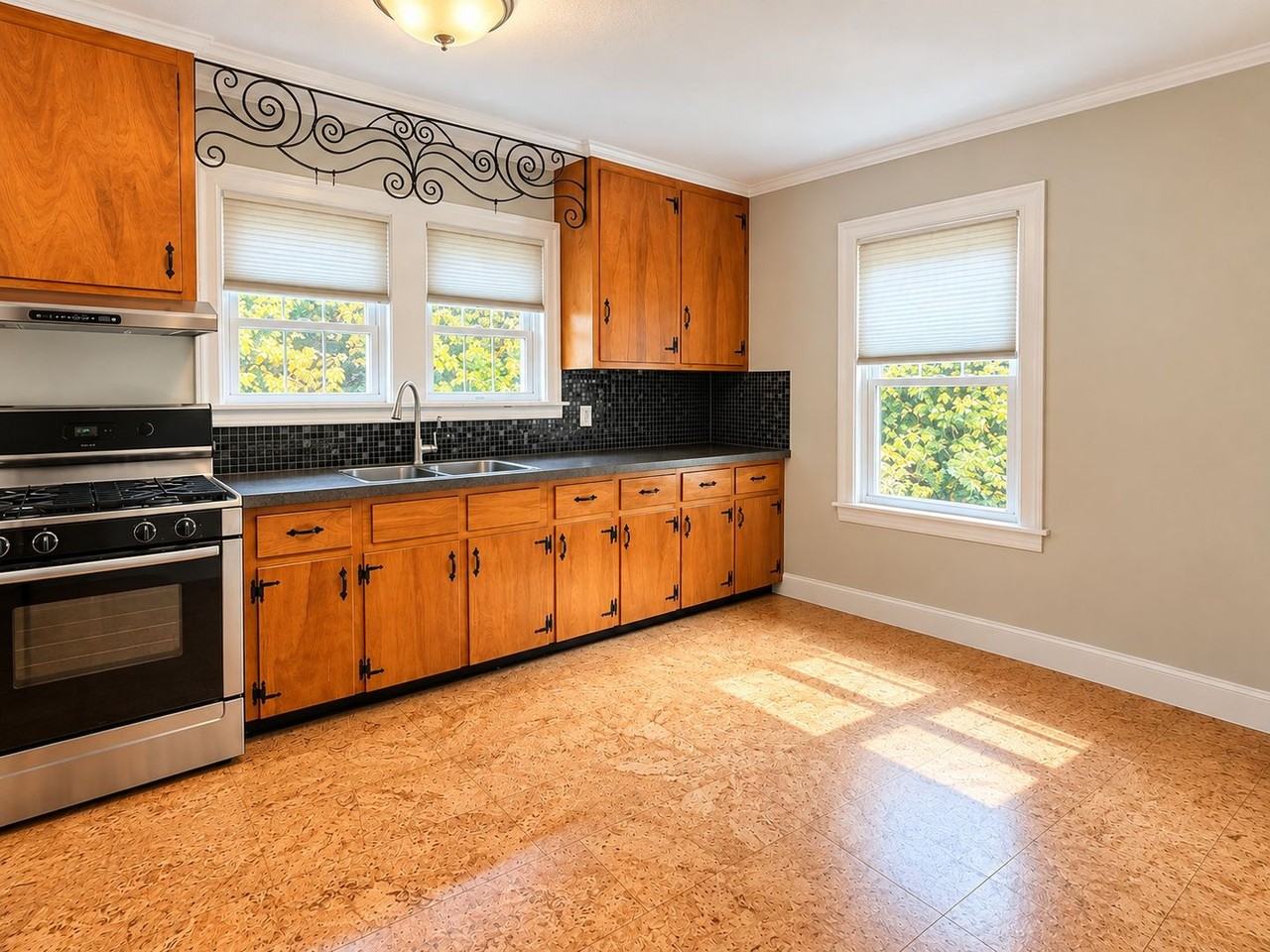 33 Oak Grove Ave - Photo 5 of 21