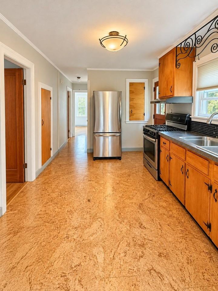 33 Oak Grove Ave - Photo 6 of 21