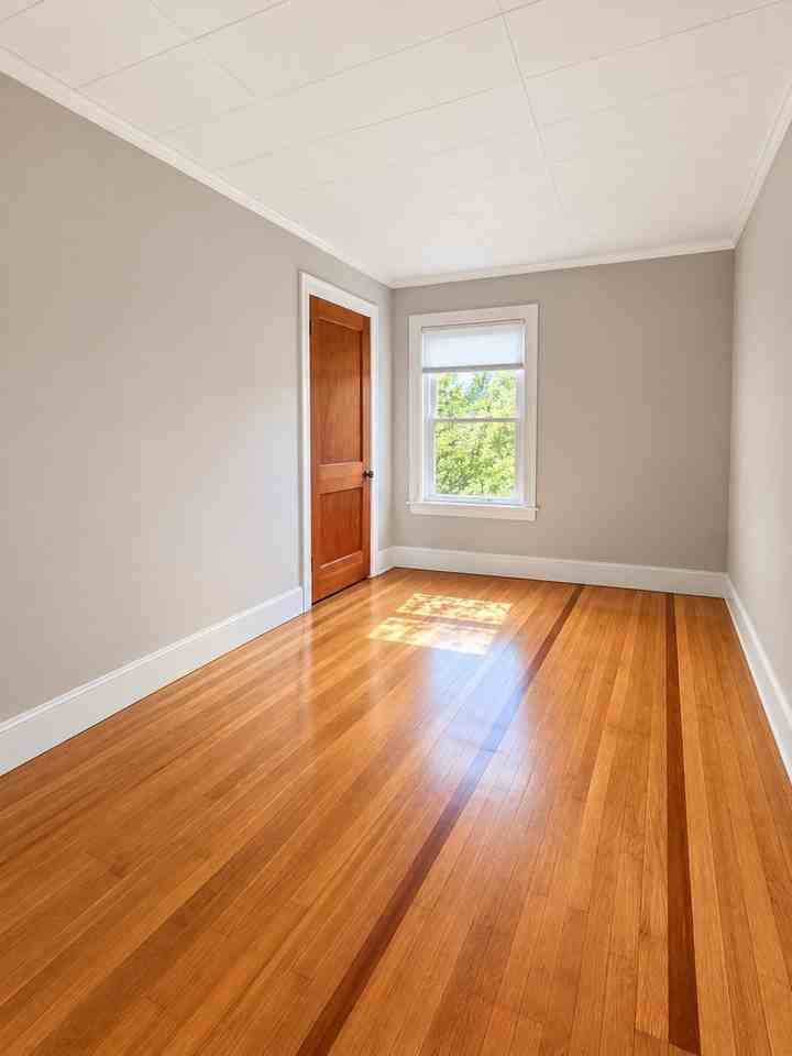 33 Oak Grove Ave - Photo 7 of 21