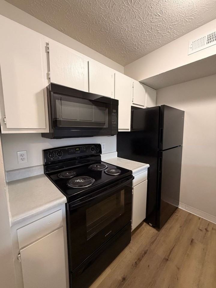 Emerald Pines - Photo 4 of 10