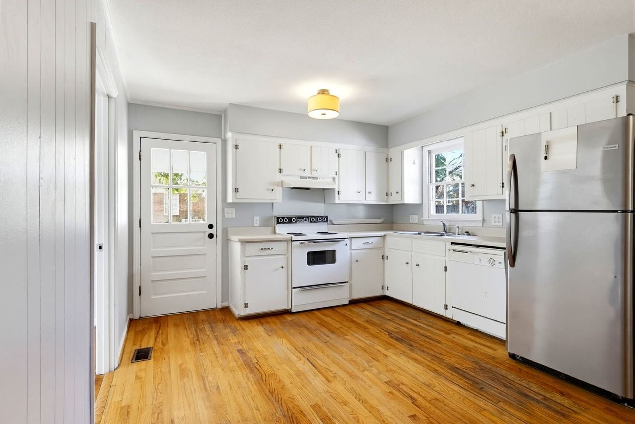 400 21st St E - Photo 5 of 29